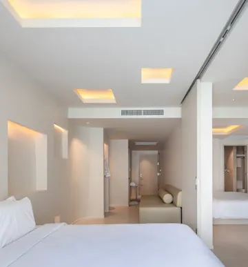 ห้องพูลแอสเซสสองห้องนอน พร้อมทางลงสู่สระว่ายน้ำ