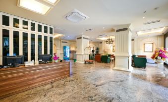 California Hotel Saigon & Rooftop Pool