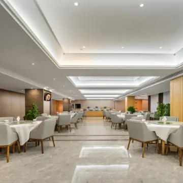 Shi Shen Grand Hotel Отели рядом с достопримечательностью «Готовная станция для пассажиров в Хичуане»