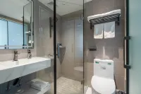 Chibi Lake Holiday Hotel (Xinjiekou Commercial Street)