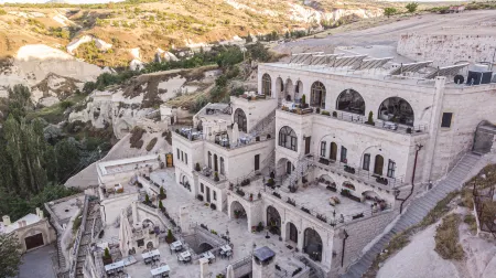 Nino Cave Suites Отели рядом с достопримечательностью «Yunak Spa at Yunak Evleri Cave Hotel»