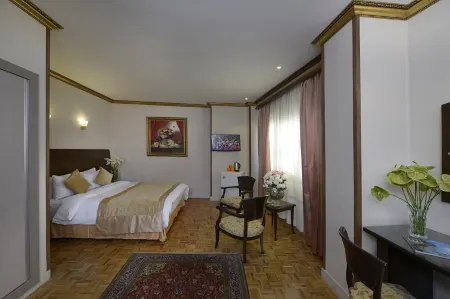 Ferdowsi Grand Hotel Отели рядом с достопримечательностью «Тегеранский Большой Базар»