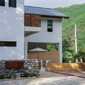 Hillside Courtyard Guesthouse