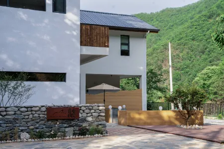 Hillside Courtyard Guesthouse Отели рядом с достопримечательностью «Zhashui Karst Cave»