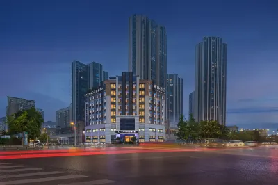 麗楓飯店（崇州萬達廣場高鐵站店） 崇州市博物館-第二展廳附近的飯店