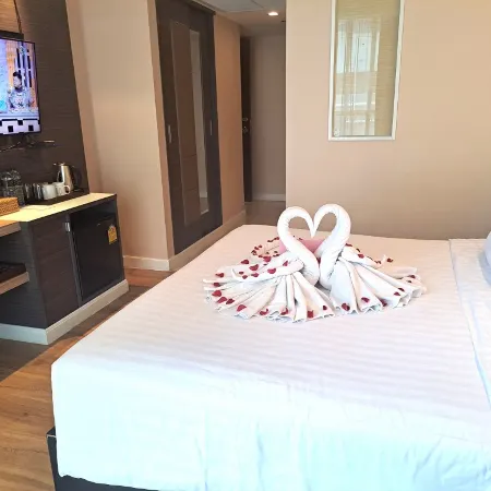 Amora NeoLuxe Suites Hotel Отели рядом с достопримечательностью «Сукхумвит»