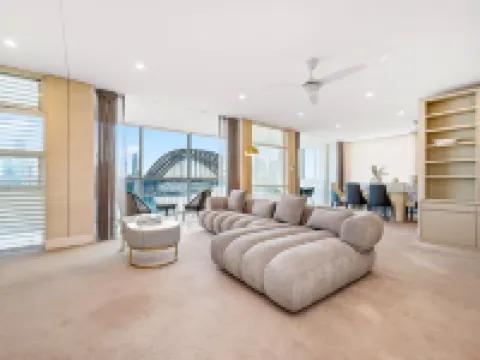 Sydney's Landmark Views from Luxury 2Bd Apt Hotels in Kirribilli