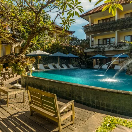 Sri Phala Resort & Villa Отели рядом с достопримечательностью «Пляж Матахари-Тербит»