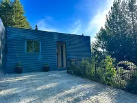 Amongst the pines | 2 bedroom bach | Stellar Views Hotels in 