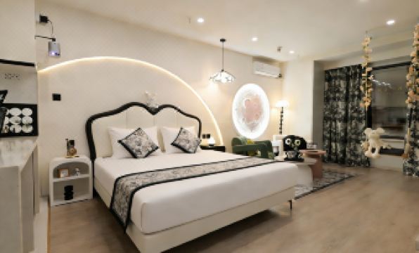 Memories of Light Luxury Internet Celebrity Movie Watching Homestay