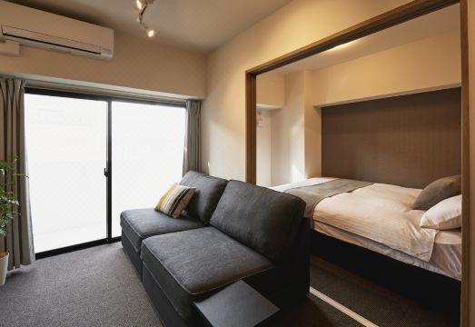 넓은 샤워실 전경