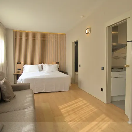 Aparthotel Atenea Barcelona Отели рядом с достопримечательностью «Железнодорожный вокзал Ла-Бонанова»