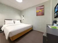 HOME Designer Hotel (Jinan Daming Lake & Quancheng Square Branch) Hotels near Black Tiger Spring