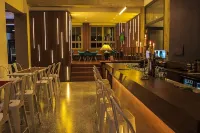 Lugu Lake Honeymoon Solu Boutique Holiday Hotel - bar