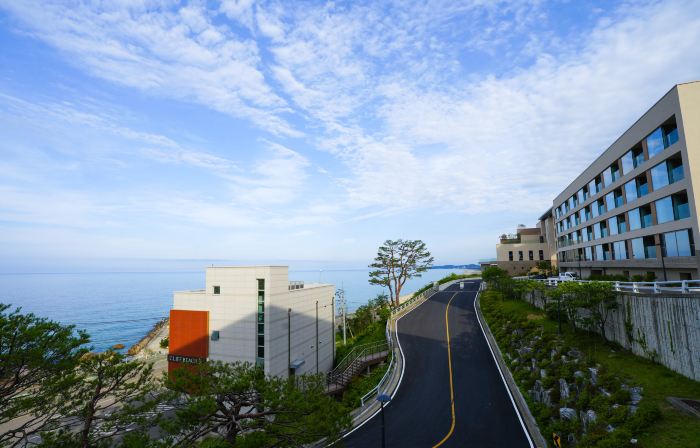 Cliffbeach Resort&Pool Villa