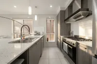 4 Br House, Free A/C & Wi-Fi,Walk to Shops & Train - Villas
