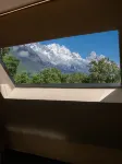 KIOWLAN Retreat · Golden Sunrise Snow Mountain Manor - bar