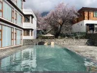 Pingcuokangsang Xuelitaohua Vacation Manor Hotel di Mainling