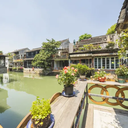 Corner Inn (Zhujiajiao Ancient Town) Отели рядом с достопримечательностью «Парк Ориентал-Лэнд»