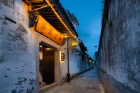 Floral Hotel·Shaoxing Yinyan Yulu Hotel (Lu Xun's hometown Cangqiao Straight Street Branch)