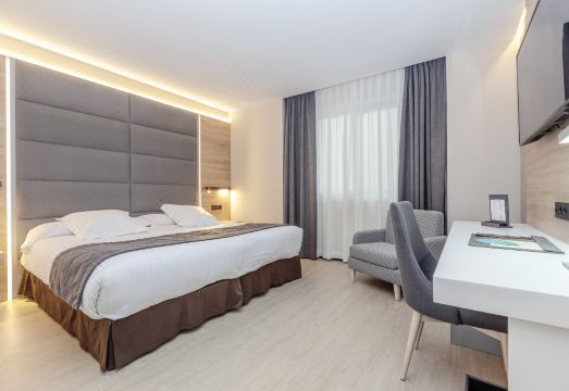 Hotel Liabeny의 현대적인 로비 전경