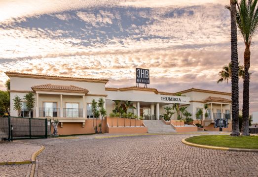 가족들이 즐거운 시간을 보내는 리조트