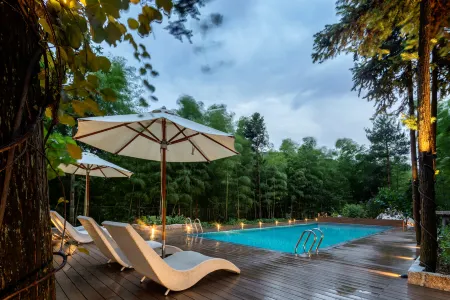 The Bamboo Holiday Отели рядом с достопримечательностью «The Guest-Greeting Pine»