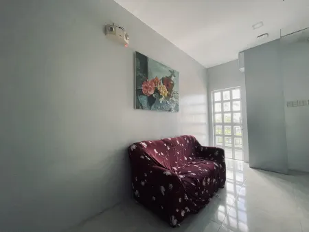 A and A Bed & Breakfast Inn powered by Cocotel Отели рядом с достопримечательностью «Бикол Юниверсити Колледж оф Сайенс»