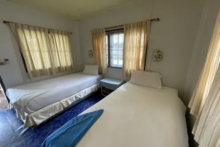 Sea Breeze Bungalow Отели рядом с достопримечательностью «Wat Sila Ngu Temple»