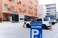 Xinyang Huaye Yard Hotel (Xinyang Railway Station Tianrun Plaza) - parking