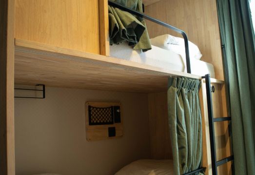 더 비 호스텔 주변 트램