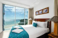 Reflection on the Sea Hotel di Coolangatta