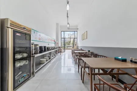 Phoenix Hotel Отели рядом с достопримечательностью «Giant Buddha in Rong County»