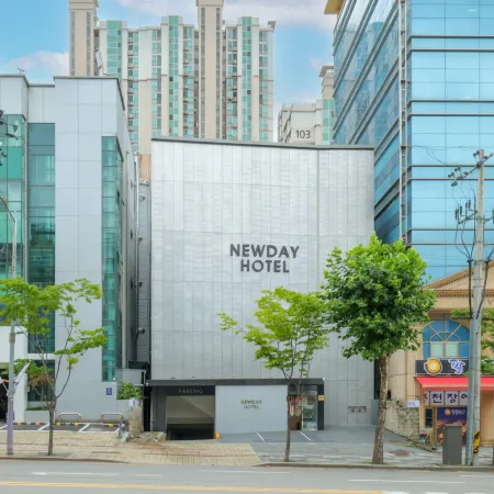 New Day Hotel Отели рядом с достопримечательностью «Библиотека «Старфилд»»