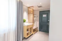 Urumqi Huapinju Concept Hotel (Sports Center Subway Station) Hotels near Urumqi Botanical Garden