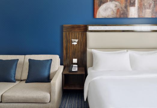 Holiday Inn Express Dubai Safa Park의 깔끔한 객실 내부