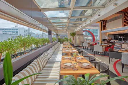 F1 Hotel Manila BGC Отели рядом с достопримечательностью «The Aston at Two Serendra»