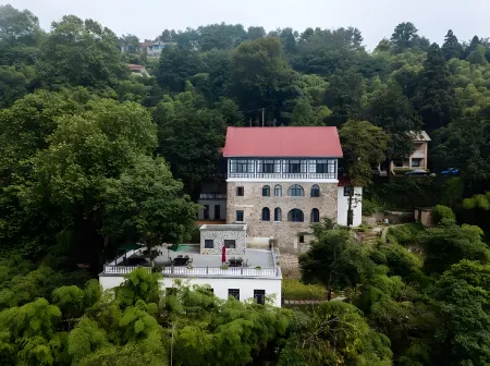 QUEEN'S HOTEL· PRESTIGIOUS VILLA COMPLEX Отели рядом с достопримечательностью «Baiyun Mountain Pavilion»