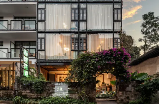 Spring Flowers Blossoming Inn (Yangshuo West Street)