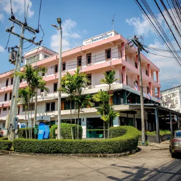 Lukmuang 2 Hotel Отели рядом с достопримечательностью «Пирс Тхадан»