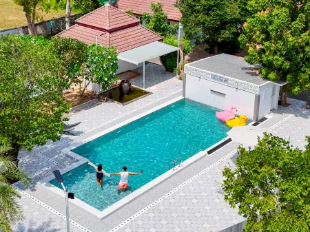 Kenikar Raintree Residence Hotel Отели рядом с достопримечательностью «Krom Luang Chumphon Khet Udomsak Royal Palace»