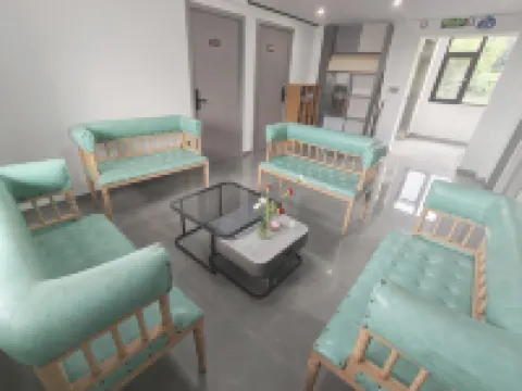 丫丫民宿（明清宮輕軌站店）