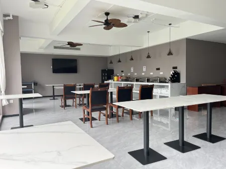 Southeast Dream Hotel (Liuzhou Yao Bu Ancient Town Store) Отели рядом с достопримечательностью «Citizen Square»