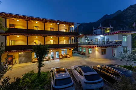 Danba Cangyungu Mountain House