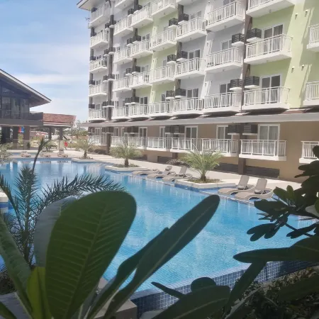 Condo Azur Suites A731 Amani, 5mins Airport, Netflix, Stylish, Cozy Luxurious Swimming Pool