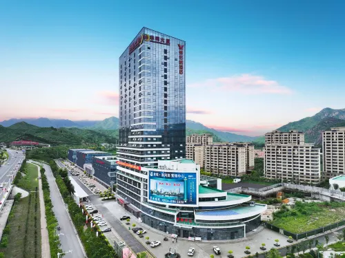 Vienna Hotel (Chengde Xiabancheng Huaming Service Outsourcing Industrial Park) - parkir
