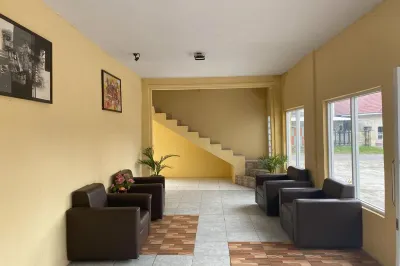 Hotel Warna Hotel dekat Pantai Labombo