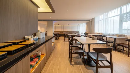 HanTing Hotel (Baolong Plaza, Suqian) Отели рядом с достопримечательностью «Suqian University»