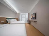 Jingjiang Star Hotel (Chongqing Wushan Xiaosanxia Tourism Center) - parking