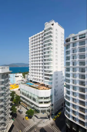 Liberty Central Nha Trang Hotel Отели рядом с достопримечательностью «Пляж Нха Транг»